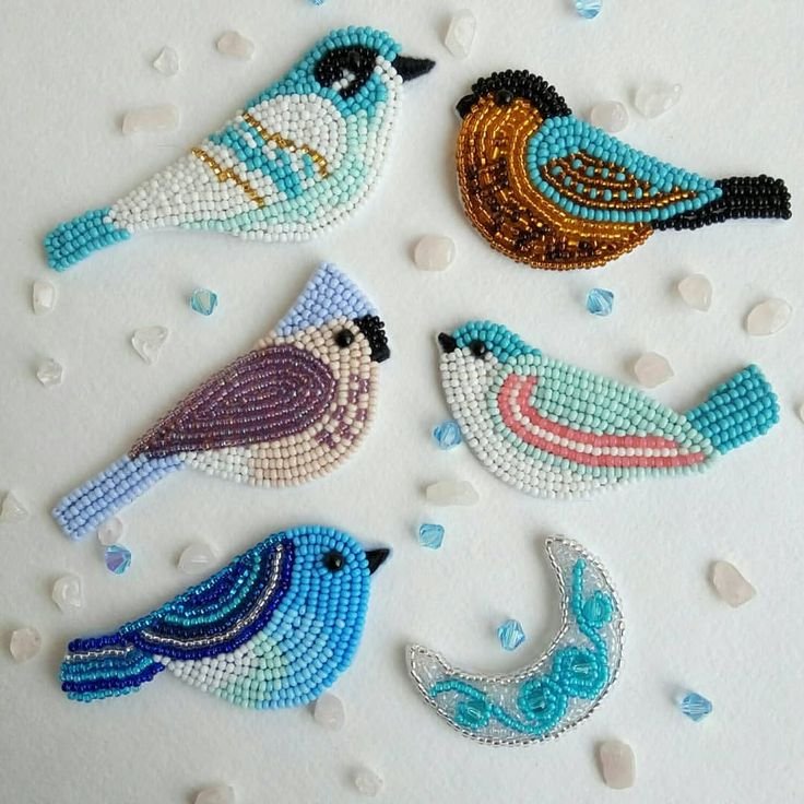 Брошь из бисера птица