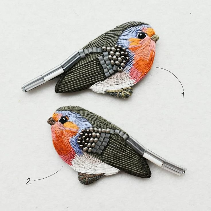 Вышитые броши птицы