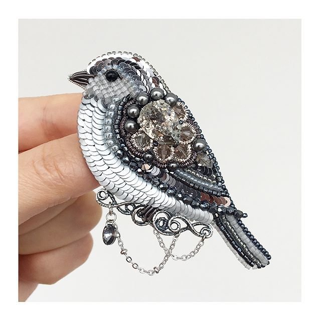 Брошь из бисера птица