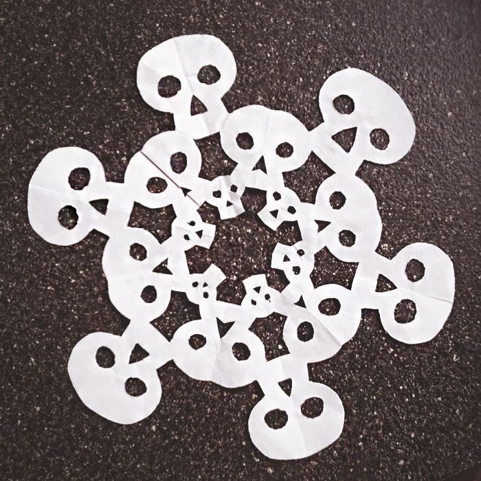 Черепки снежинки из бумаги