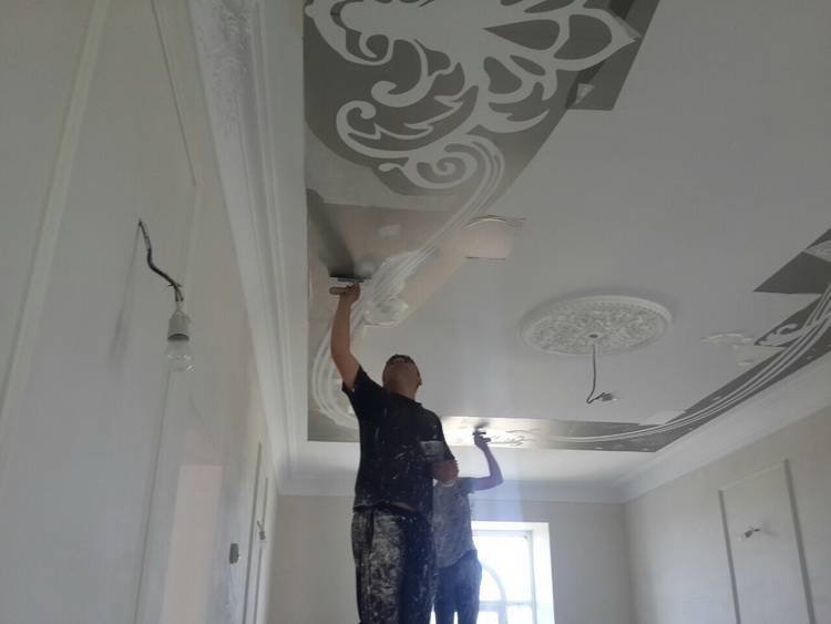 Трафарет на потолке в интерьере