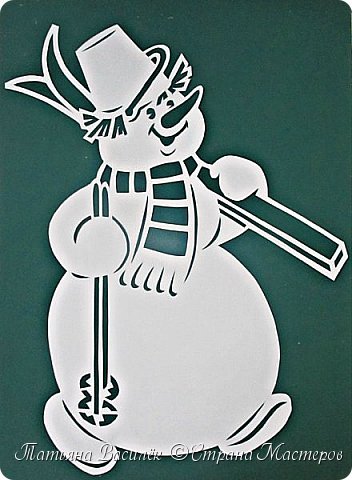 Снеговик на лыжах вытынанка