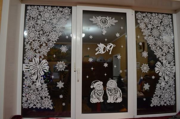 Шторки из снежинок на окне