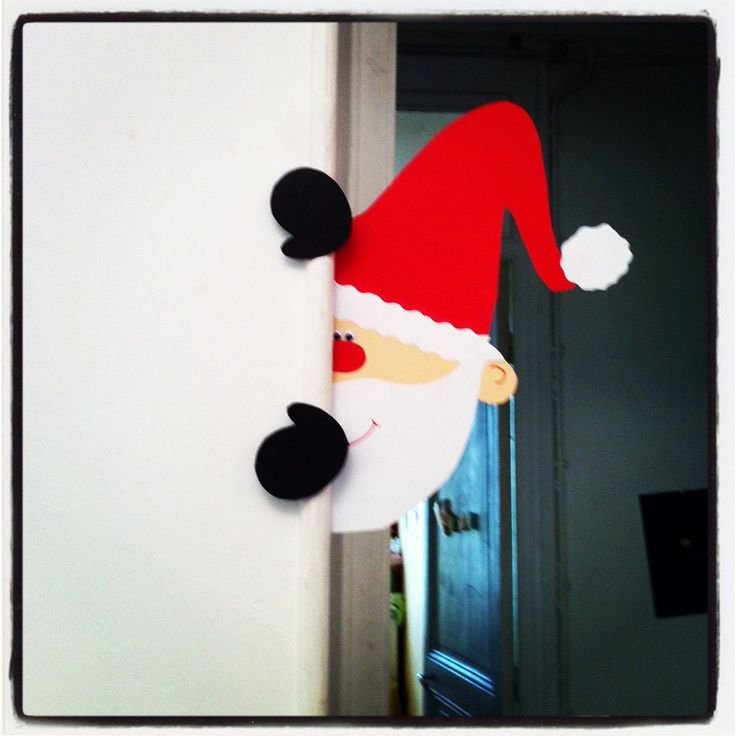 Украшение - дед Мороз заглядывает в окно