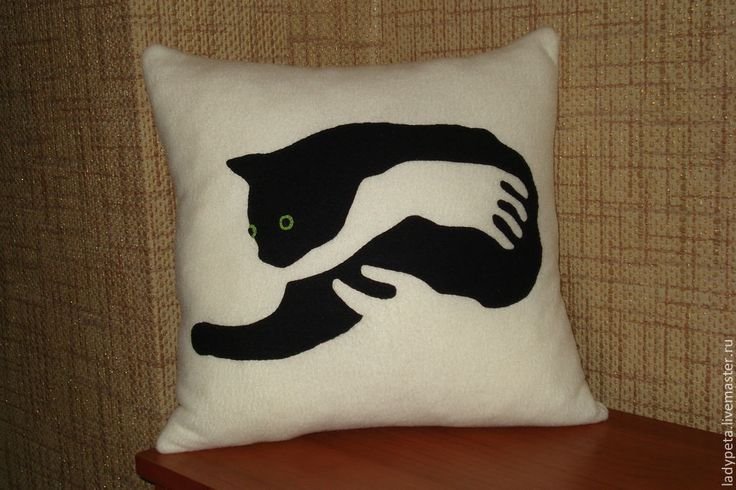 Диванная подушка с котиком