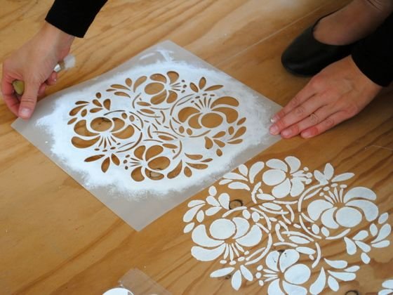 Трафаретные узоры на мебели
