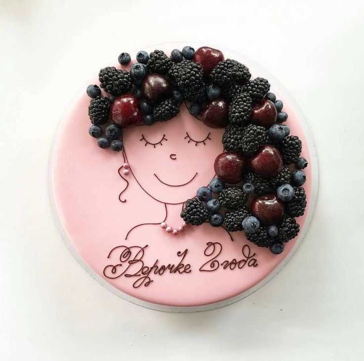 Украшение торта ягодами