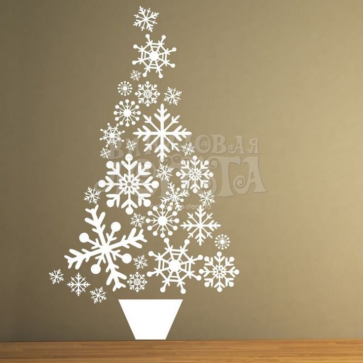 Композиция из снежинок на стене