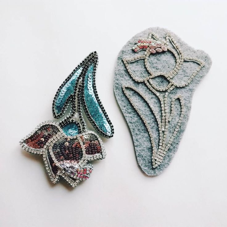 Брошь бисером на фетре