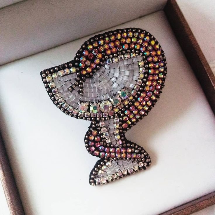 Брошь из бисера и страз