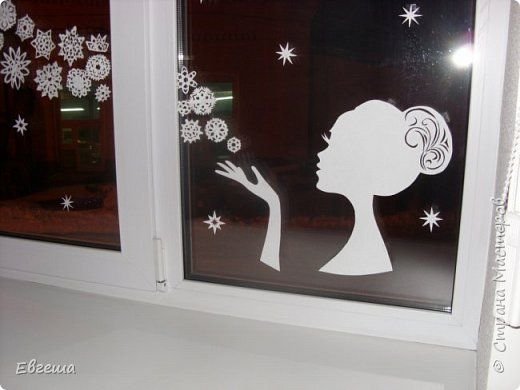 Вытынанки девочка дует на снежинки