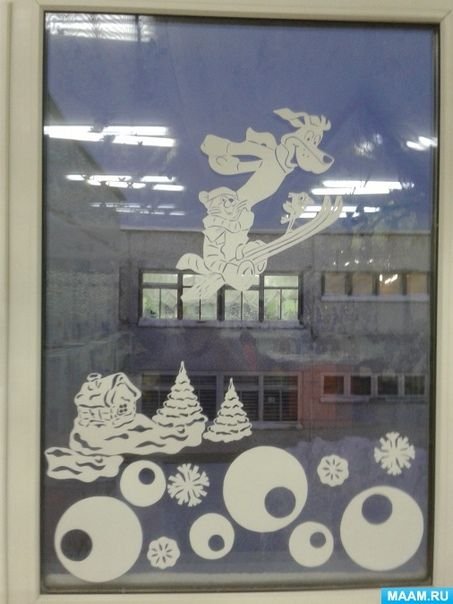 Окна оформленные вытынанками к новому году