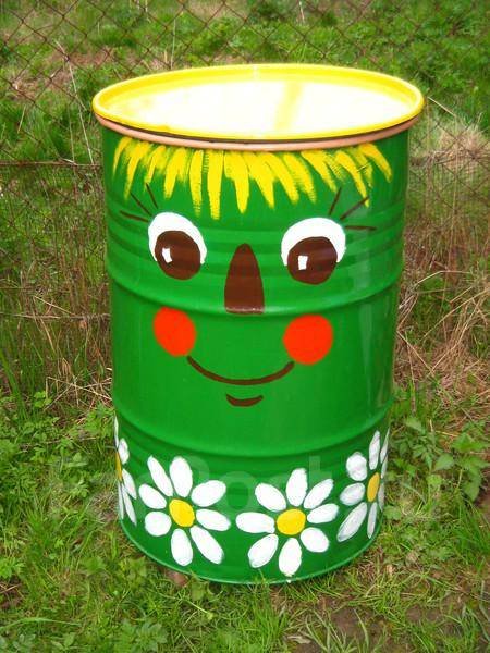 Разукрашенные бочки в саду
