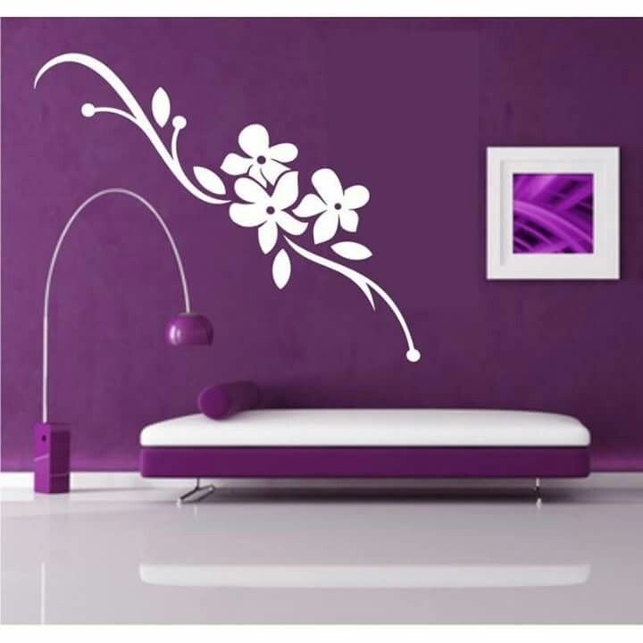 Декор фиолетовой стены