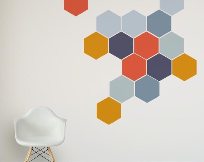 Геометрический узор на стене