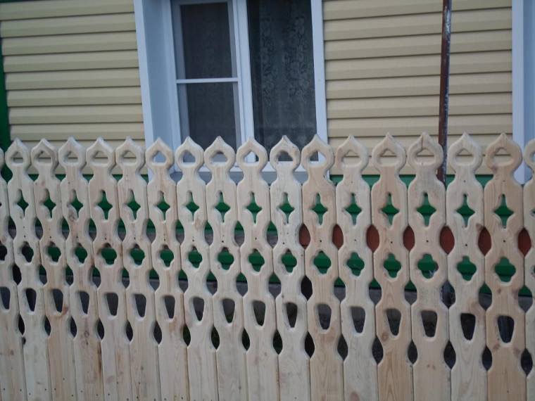 Резной забор из дерева