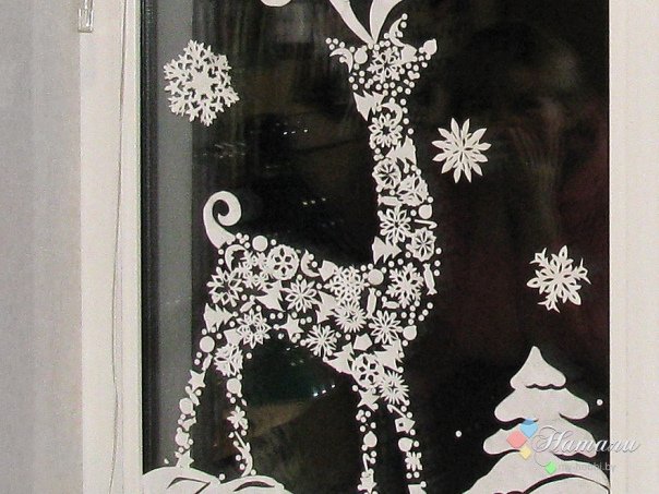 Олень из снежинок на окно