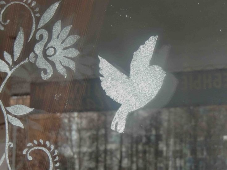 Рисунки на окнах зубной пастой