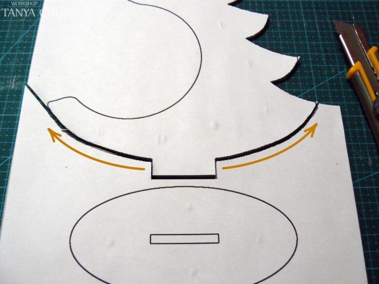 Елка с шариком из картона на подставке