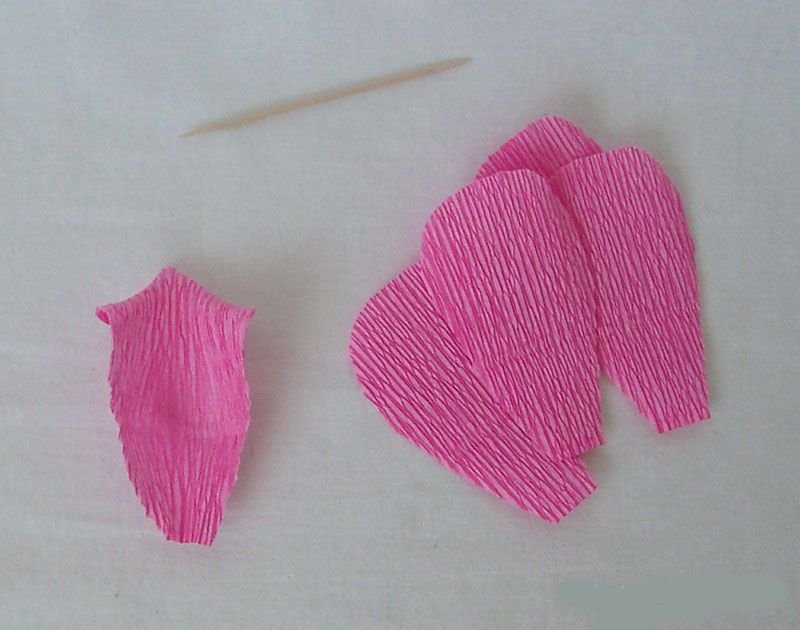 Розы из гофрированной бумаги своими руками