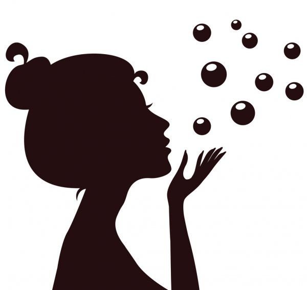 Девочка дует на руку