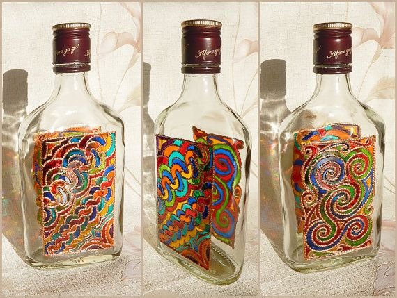 На бутылке витражными красками