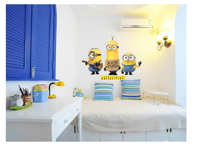 Миньоны на стене в детской комнате