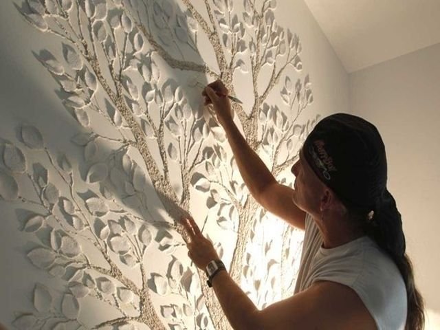 Трафаретная роспись стен с декоративной штукатуркой