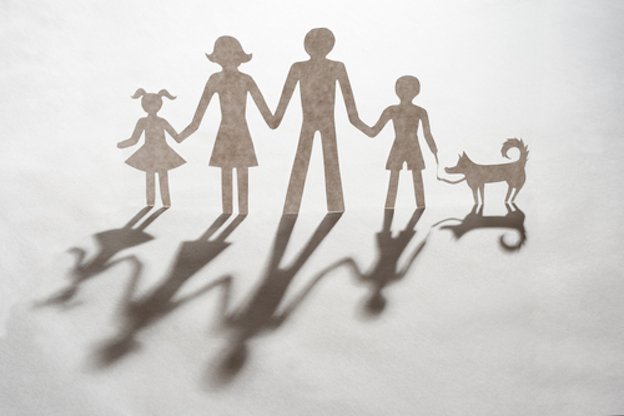 Семья из бумажных человечков