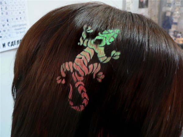 Узор на волосах краской