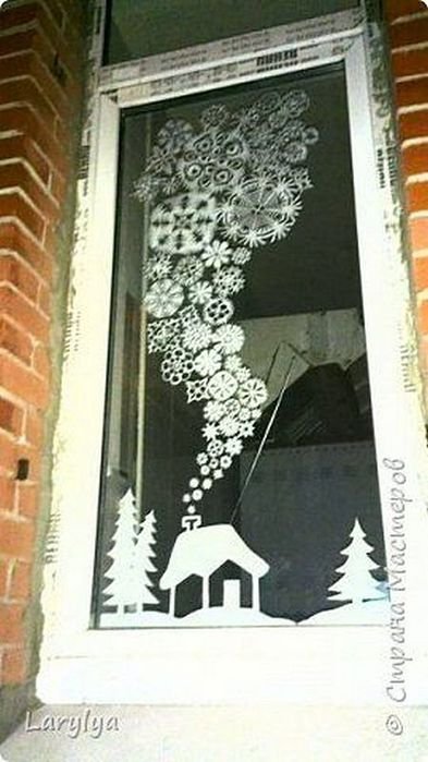 Домик из снежинок на окне