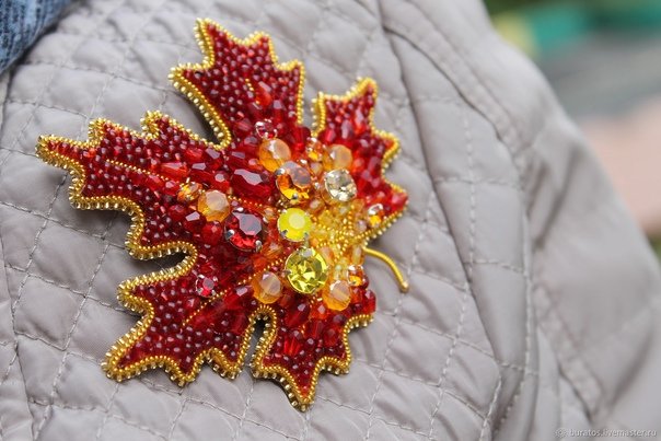 Брошь из бисера листик осенний