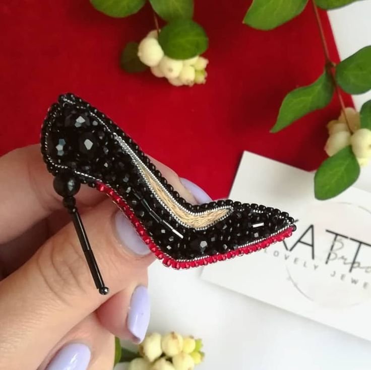 Туфли с брошкой