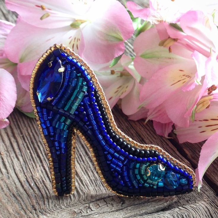 Брошь туфелька из бисера