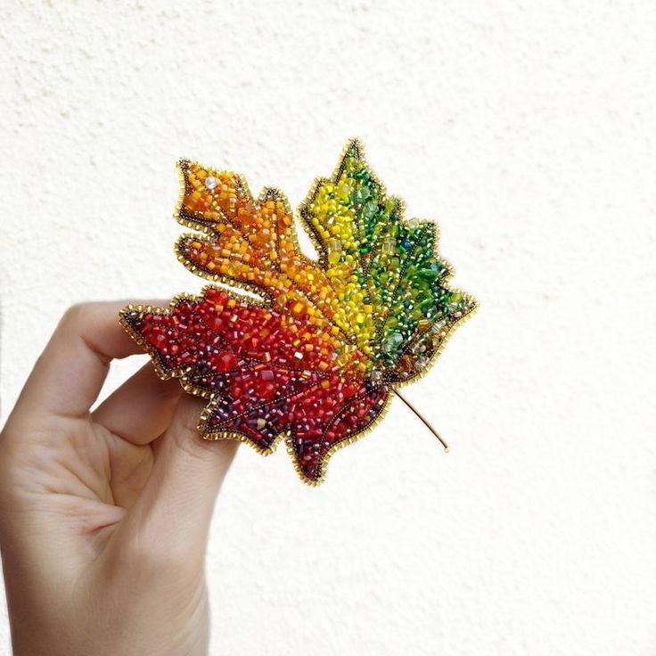 Брошь из бисера лист клена