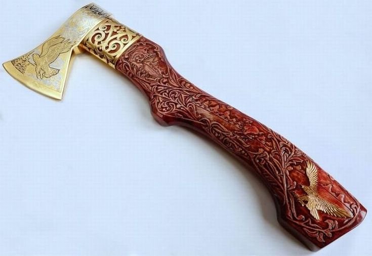 Топорище с резьбой по дереву