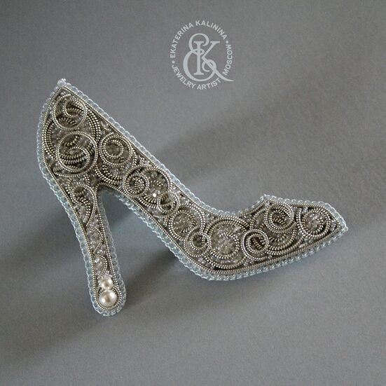 Туфли с брошью