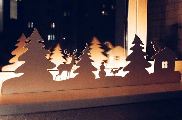 Фанерные новогодние украшения на подоконнике