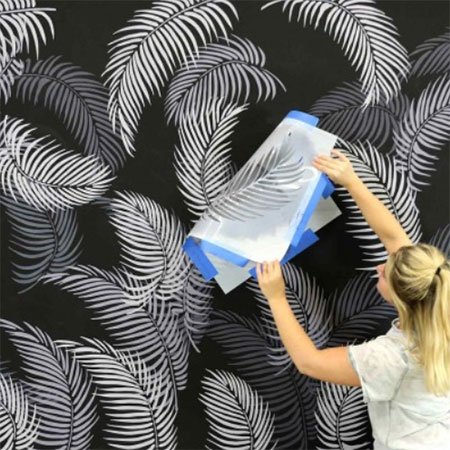 Декор стен краской