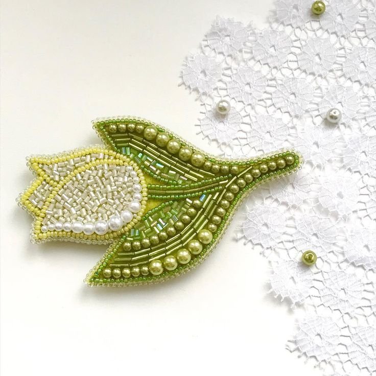 Брошь лист из бисера на фетре