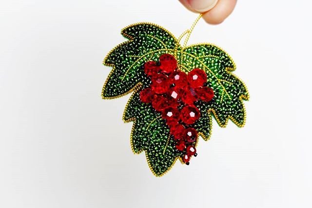 Брошь листик из бисера на фетре