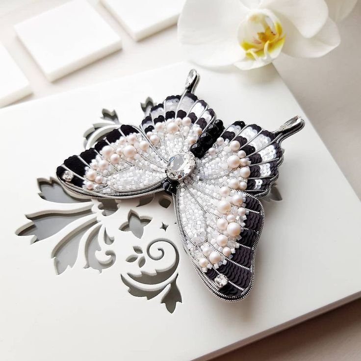 Брошь из бисера белая