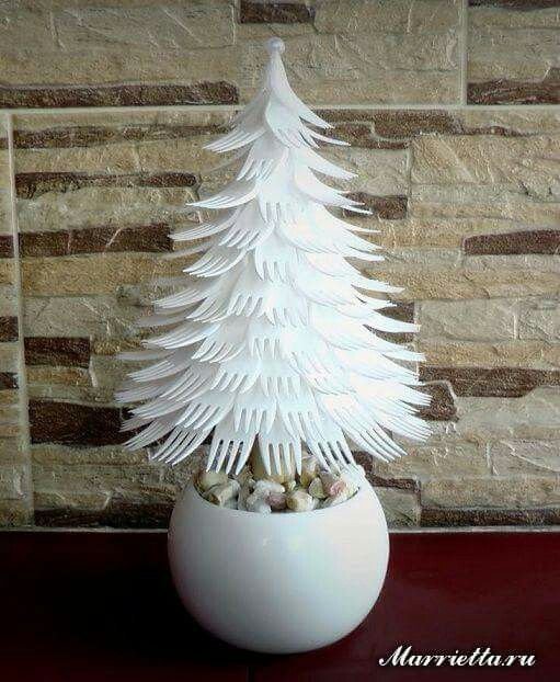 Елка из вилок одноразовых