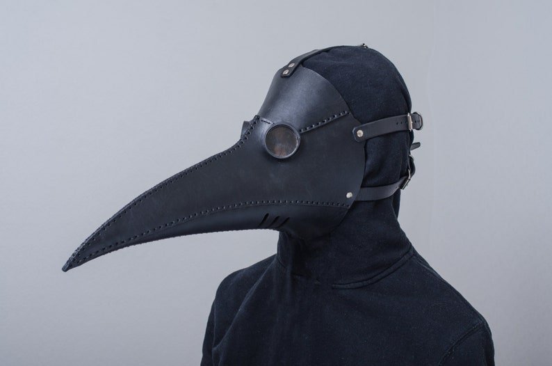 Маска чумного доктора музейный экспонат