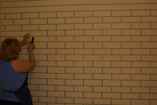 Нарисованные кирпичи на стене
