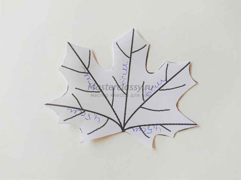 Брошь из бисера лист клена