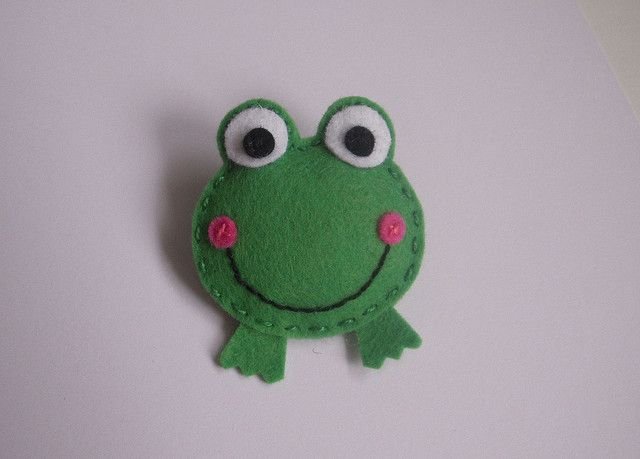 Игрушки из зеленого фетра