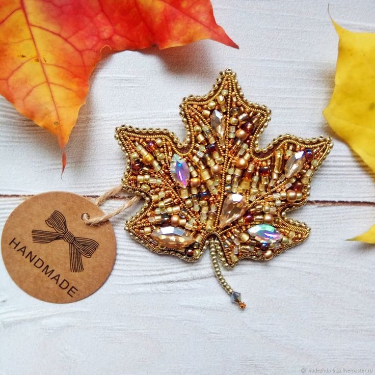 Ювелирная брошь кленовый лист янтарь