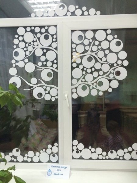 Украшение окон на новый год кружочками