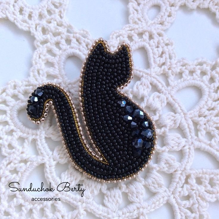 Брошка из бисера черная